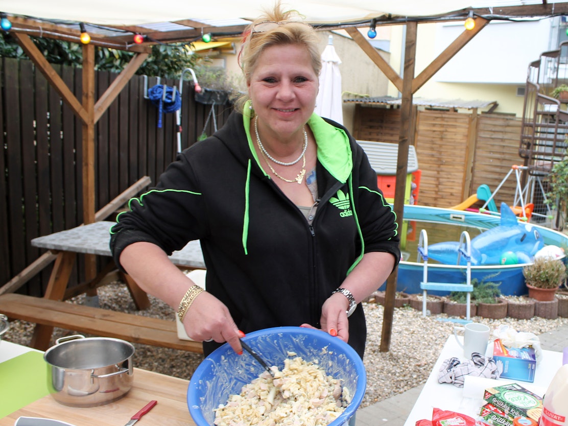 Silvia Wollny macht Nudelsalat.