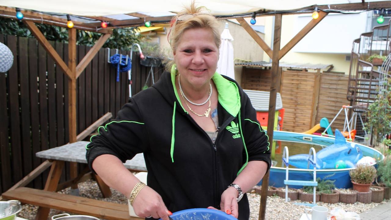 Silvia Wollny macht Nudelsalat.