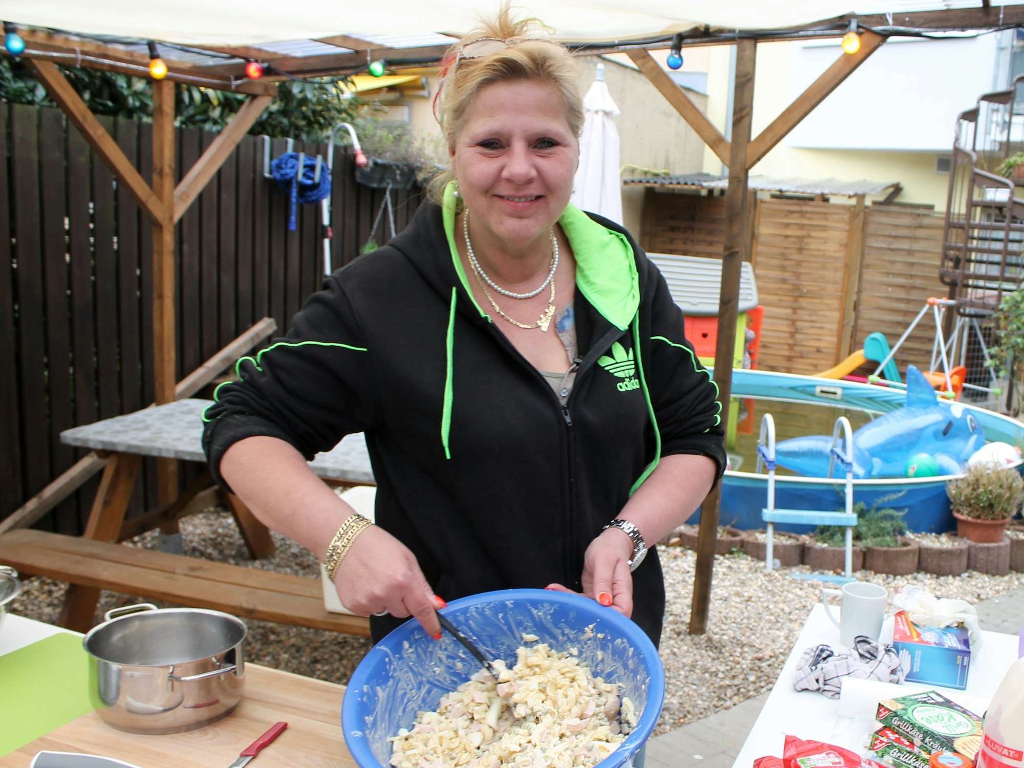 Silvia Wollny macht Nudelsalat.
