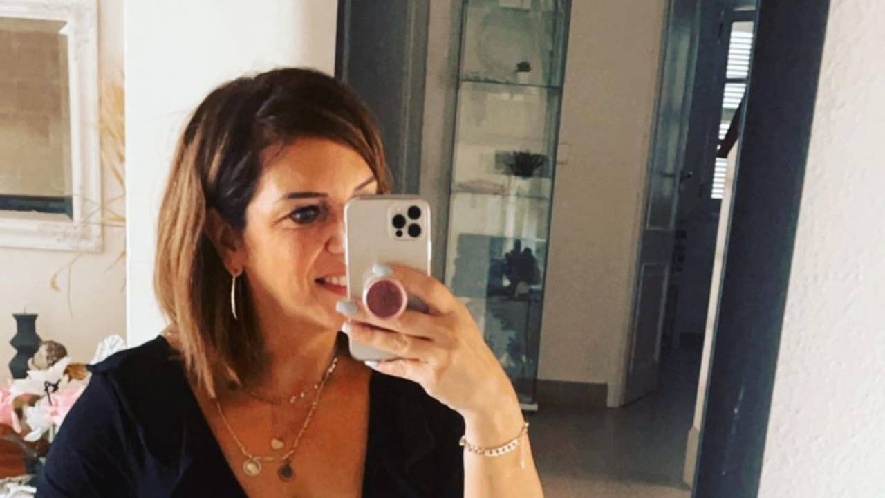 Danni Büchner posiert für ein Selfie lachend vor einem Spiegel.