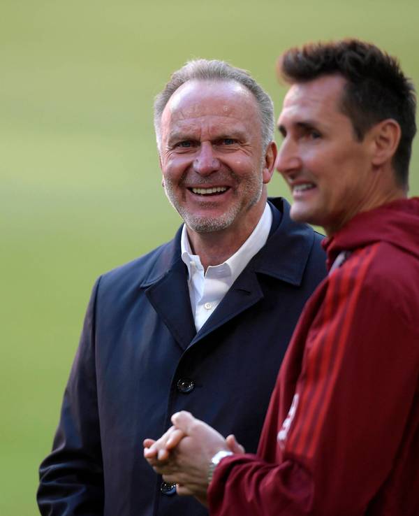 Klose steht an der Seite von Karl-Heinz Rummenigge.