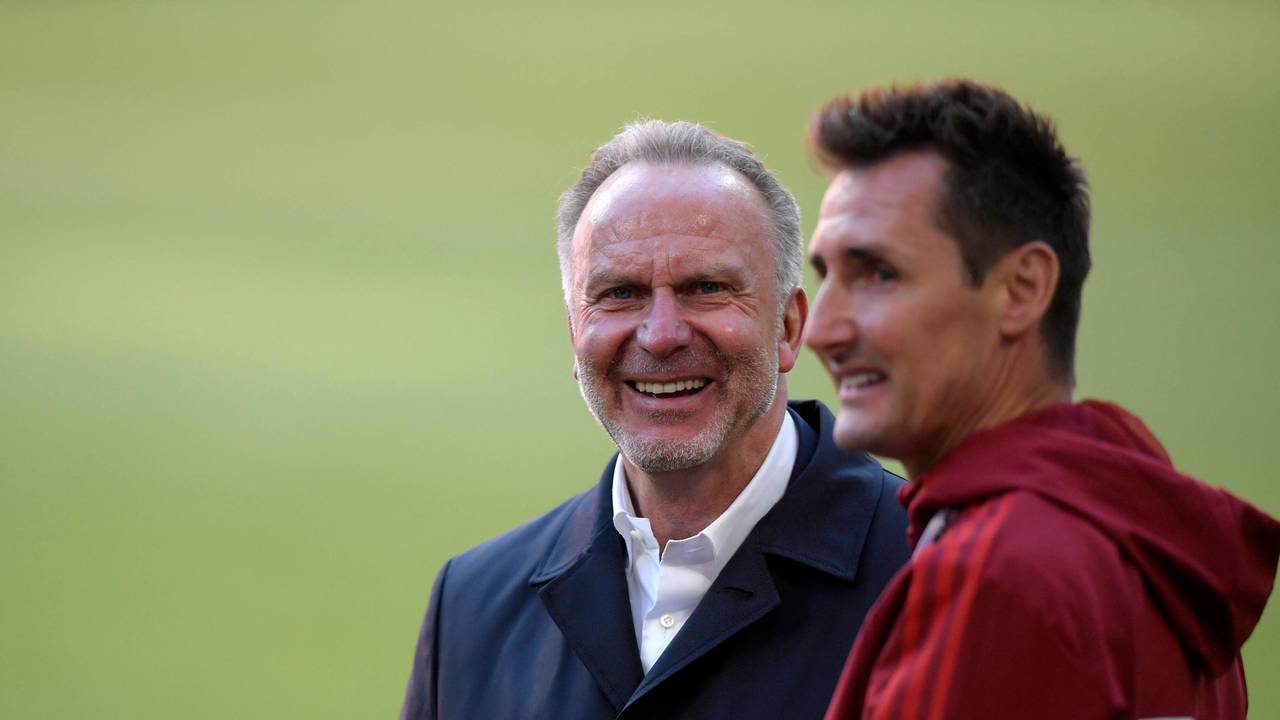 Klose steht an der Seite von Karl-Heinz Rummenigge.