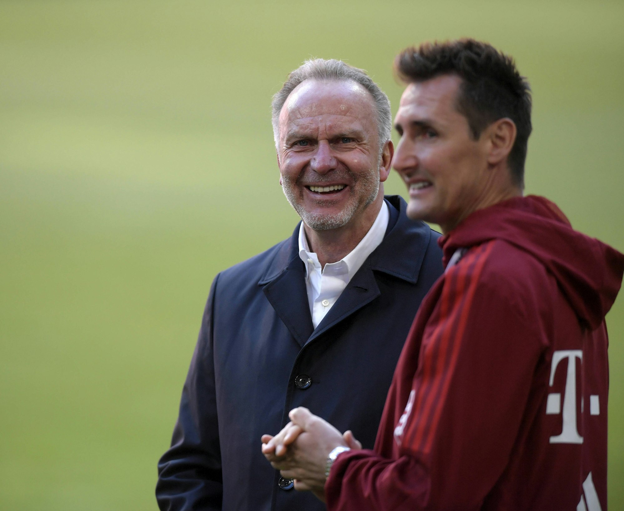 Klose steht an der Seite von Karl-Heinz Rummenigge.