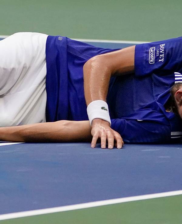 Daniil Medwedew liegt wie ein toter Fisch auf dem Hartplatz bei den US Open