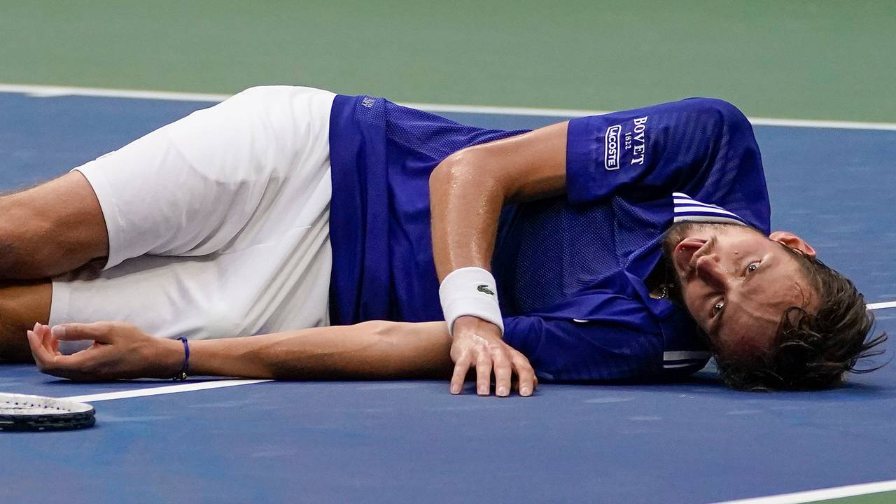 Daniil Medwedew liegt wie ein toter Fisch auf dem Hartplatz bei den US Open