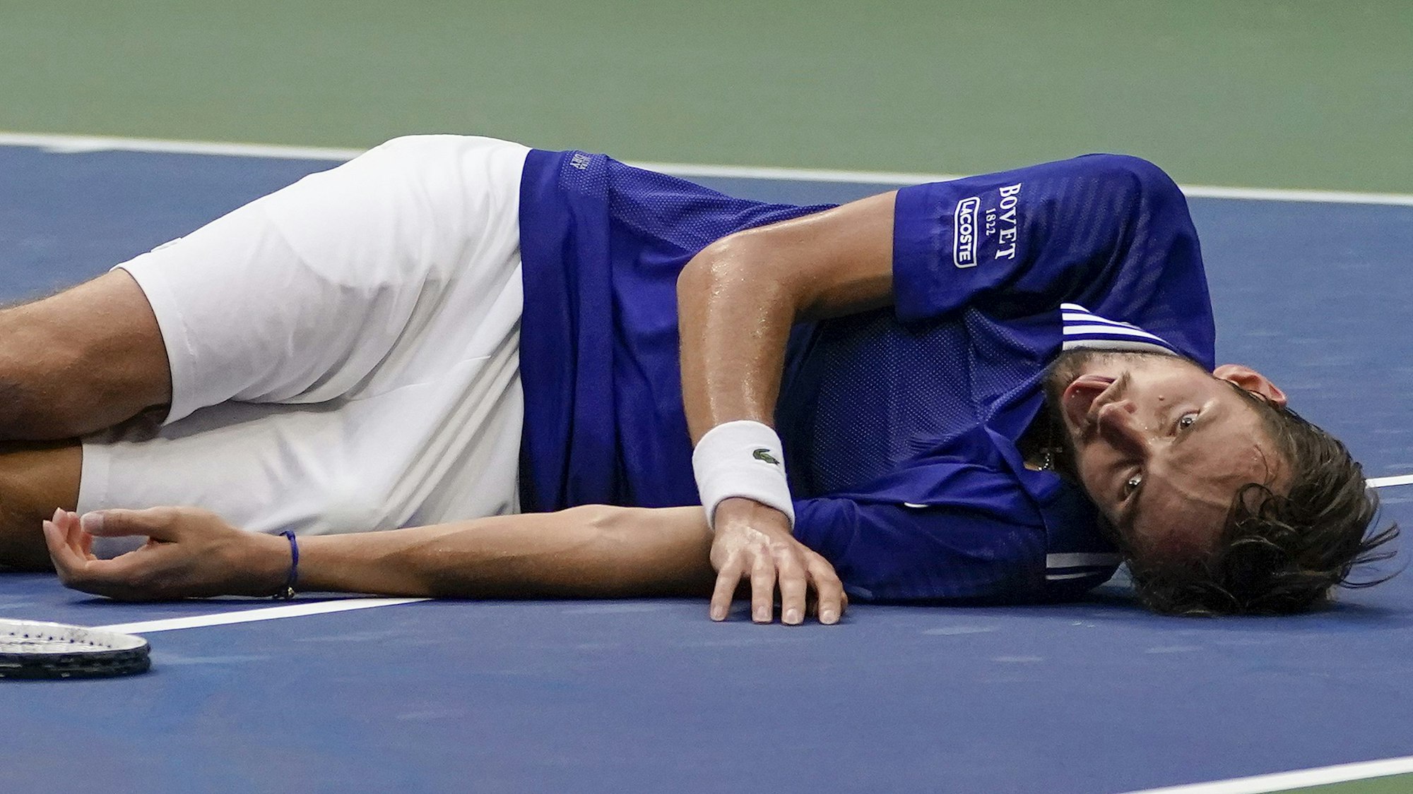 Daniil Medwedew liegt wie ein toter Fisch auf dem Hartplatz bei den US Open