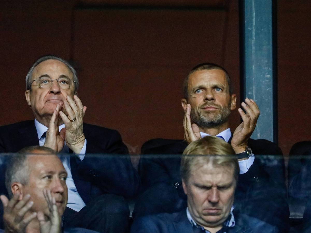Florentino Perez und Aleksander Ceferin applaudieren.