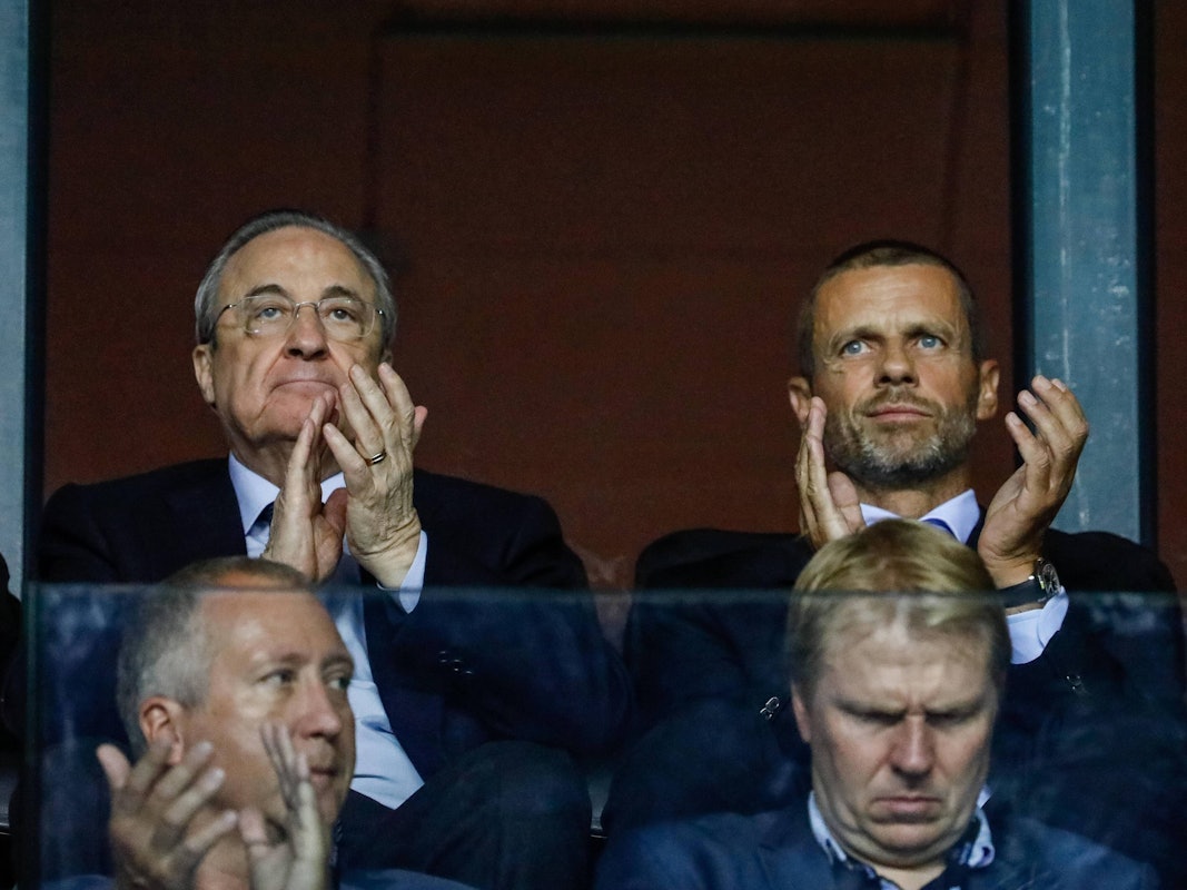 Florentino Perez und Aleksander Ceferin applaudieren.