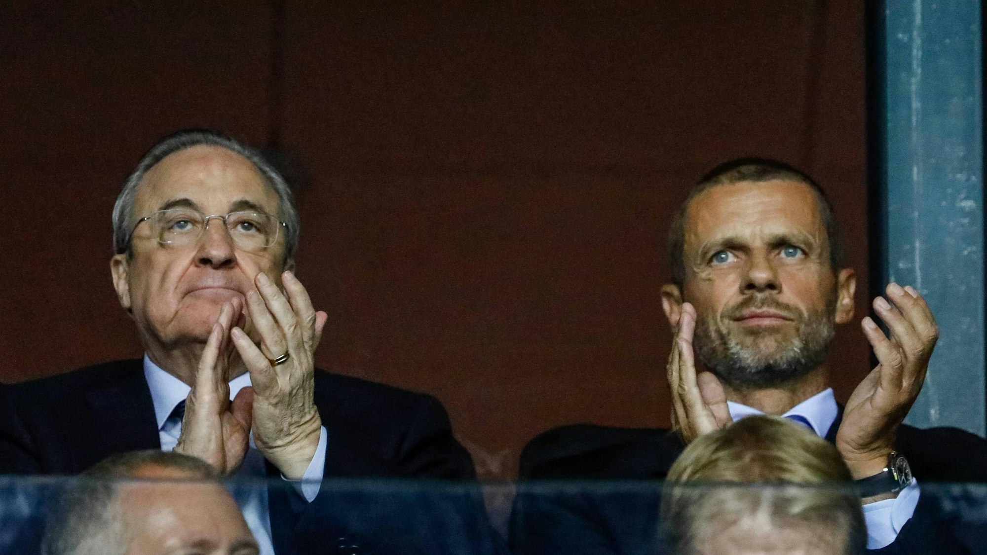 Florentino Perez und Aleksander Ceferin applaudieren.