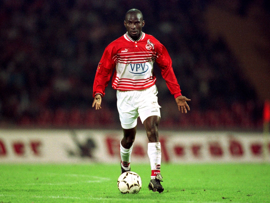 Der Kölner Pascal Ojigwe führt den Ball eng am Fuß.