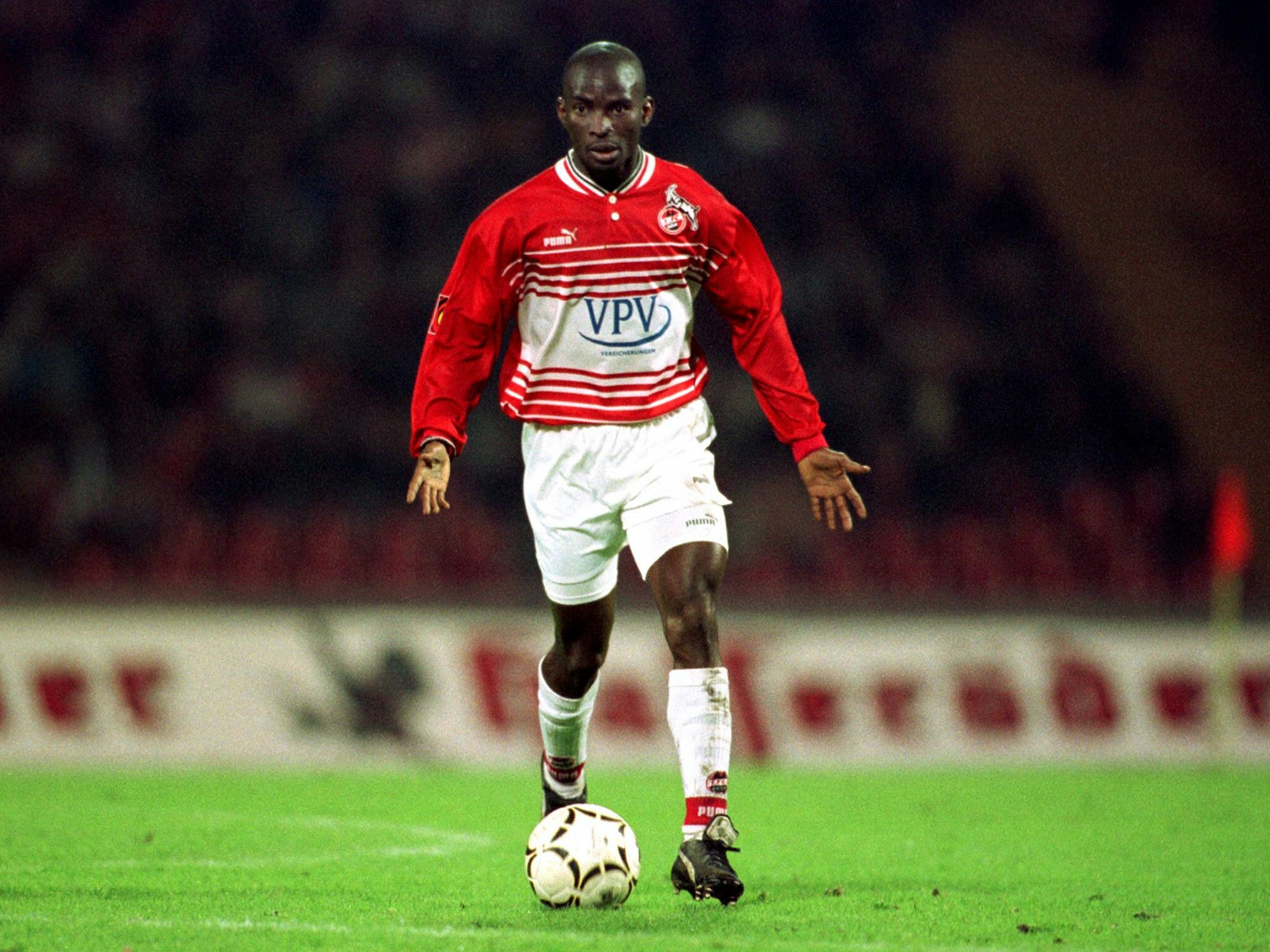 Der Kölner Pascal Ojigwe führt den Ball eng am Fuß.