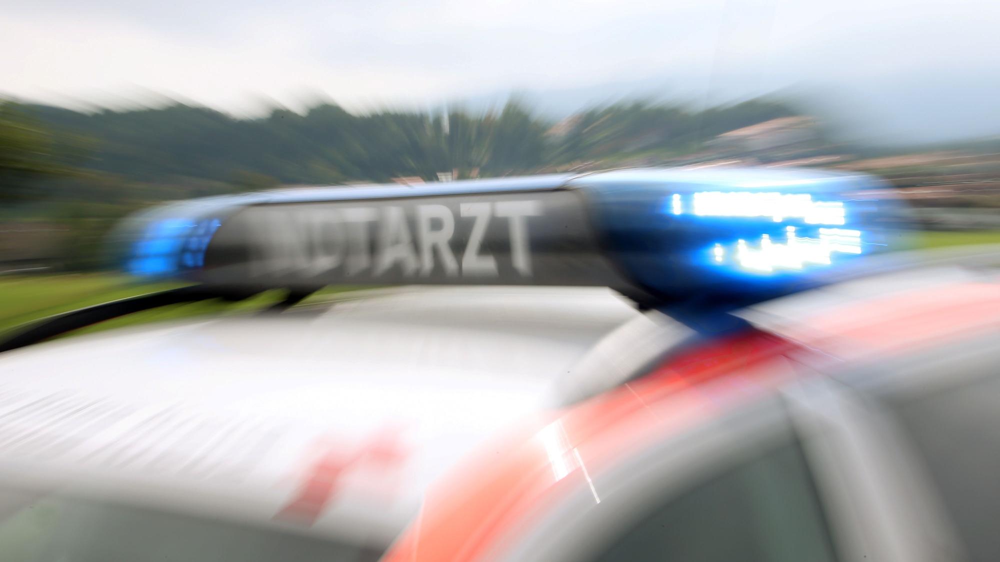 Das Symbolfoto zeigt ein Notarzteinsatzfahrzeug, aufgenommen im September 2014 in Miesbach (Bayern).