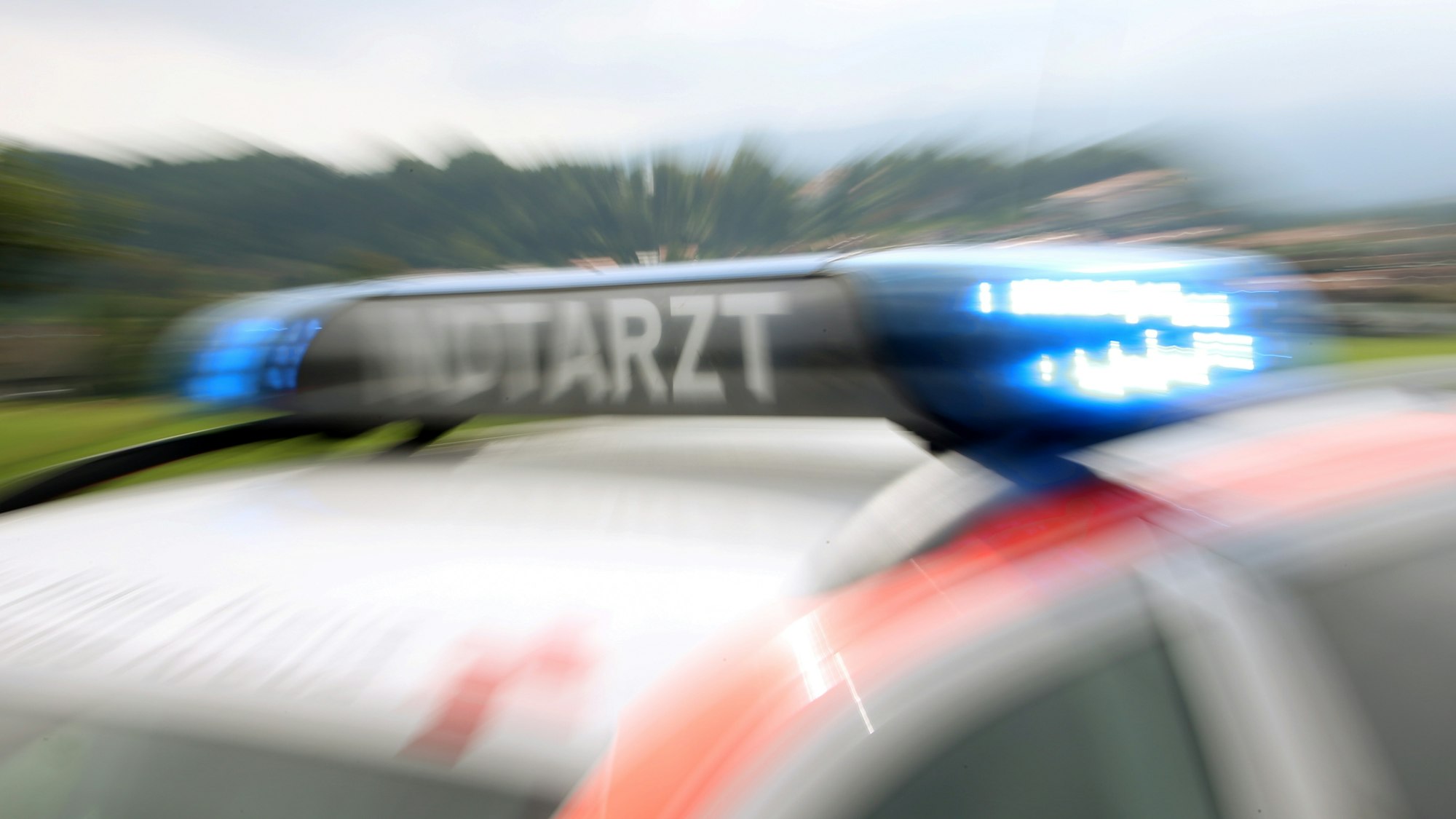Das Symbolfoto zeigt ein Notarzteinsatzfahrzeug, aufgenommen im September 2014 in Miesbach (Bayern).