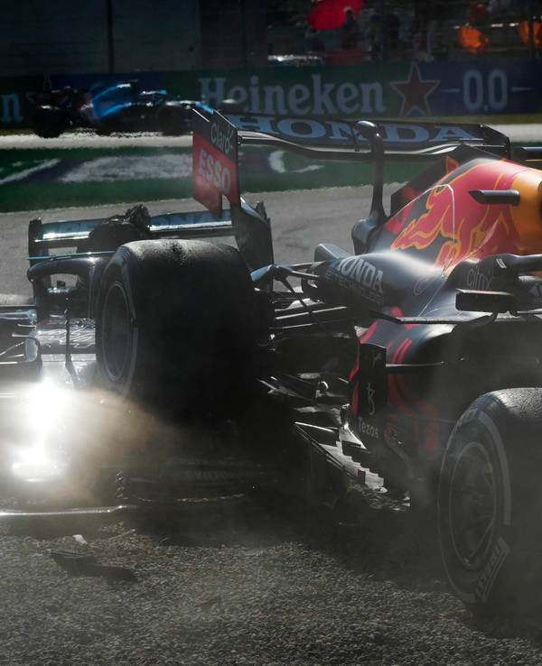 Crash in Monza: Red Bull-Fahrer Max Verstappen (r.) und Mercedes-Pilot Lewis Hamilton