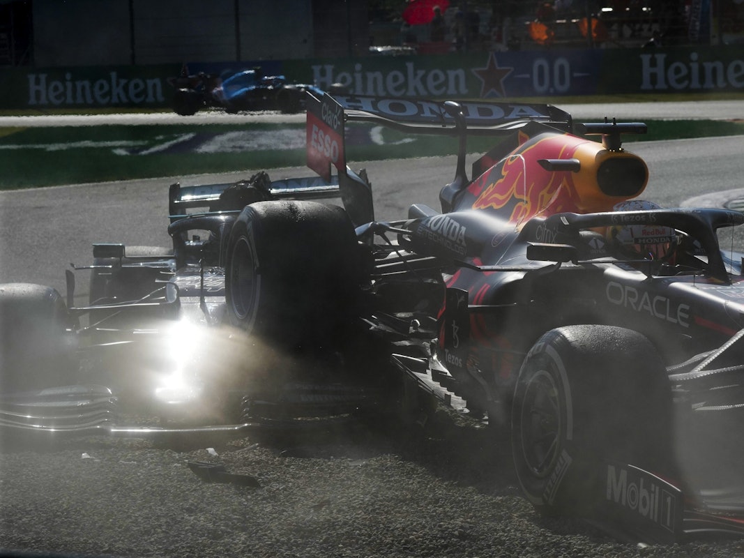 Crash in Monza: Red Bull-Fahrer Max Verstappen (r.) und Mercedes-Pilot Lewis Hamilton