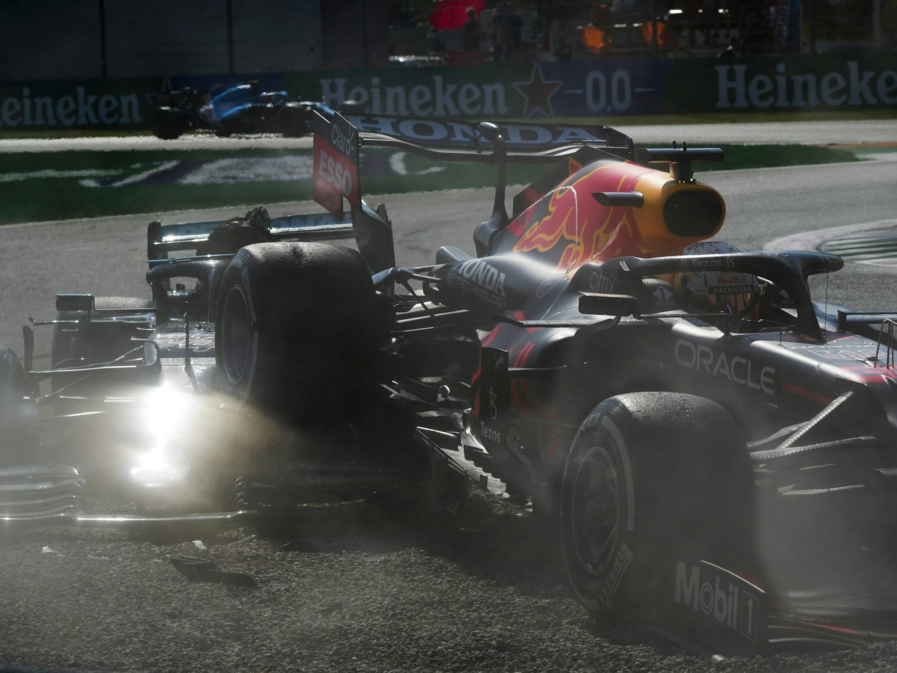Crash in Monza: Red Bull-Fahrer Max Verstappen (r.) und Mercedes-Pilot Lewis Hamilton