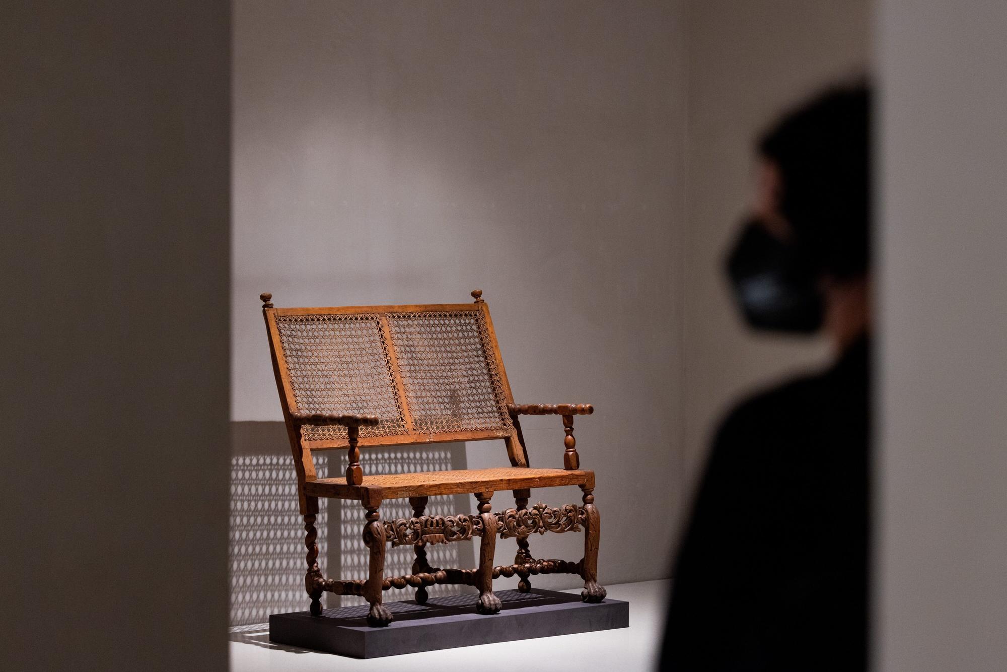 Eine Beschneidungsbank aus der Zeit um 1750 steht in der Ausstellung zu 1700 Jahren jüdischen Lebens in Deutschland im Kolumba.