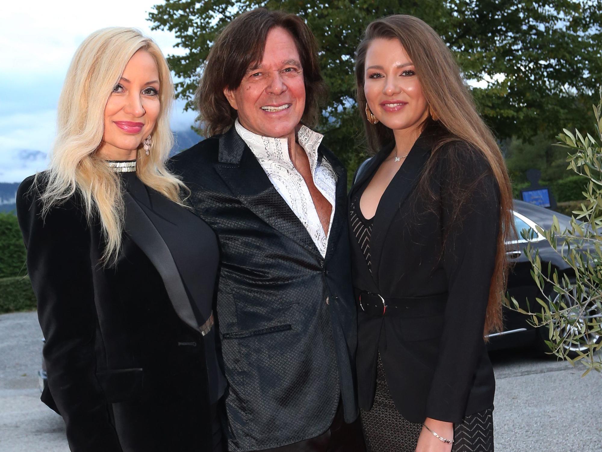 Sänger Jürgen Drews steht mit Ehefrau Ramona (l) und Tochter Joelina im Festspielhaus vor den Fotografen
