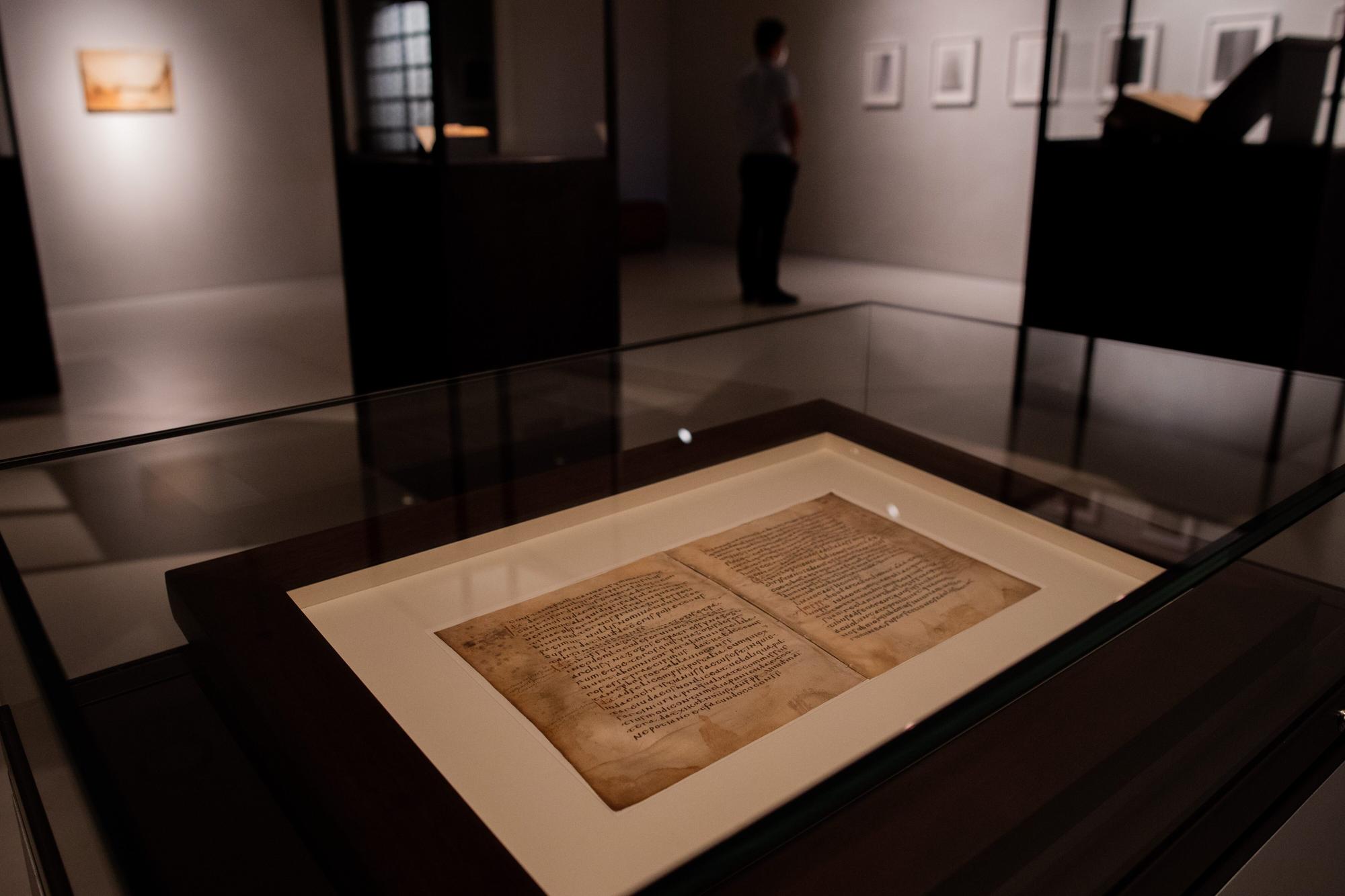 Ein Einzelblatt aus dem 16. Buch mit dem Dekret 321 (6. Jahrhundert) in der Ausstellung im Kolumba-Kunstmuseum.
