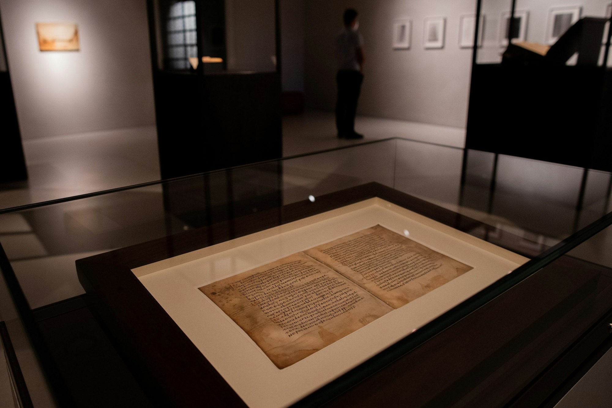 Ein Einzelblatt aus dem 16. Buch mit dem Dekret 321 (6. Jahrhundert) in der Ausstellung im Kolumba-Kunstmuseum.