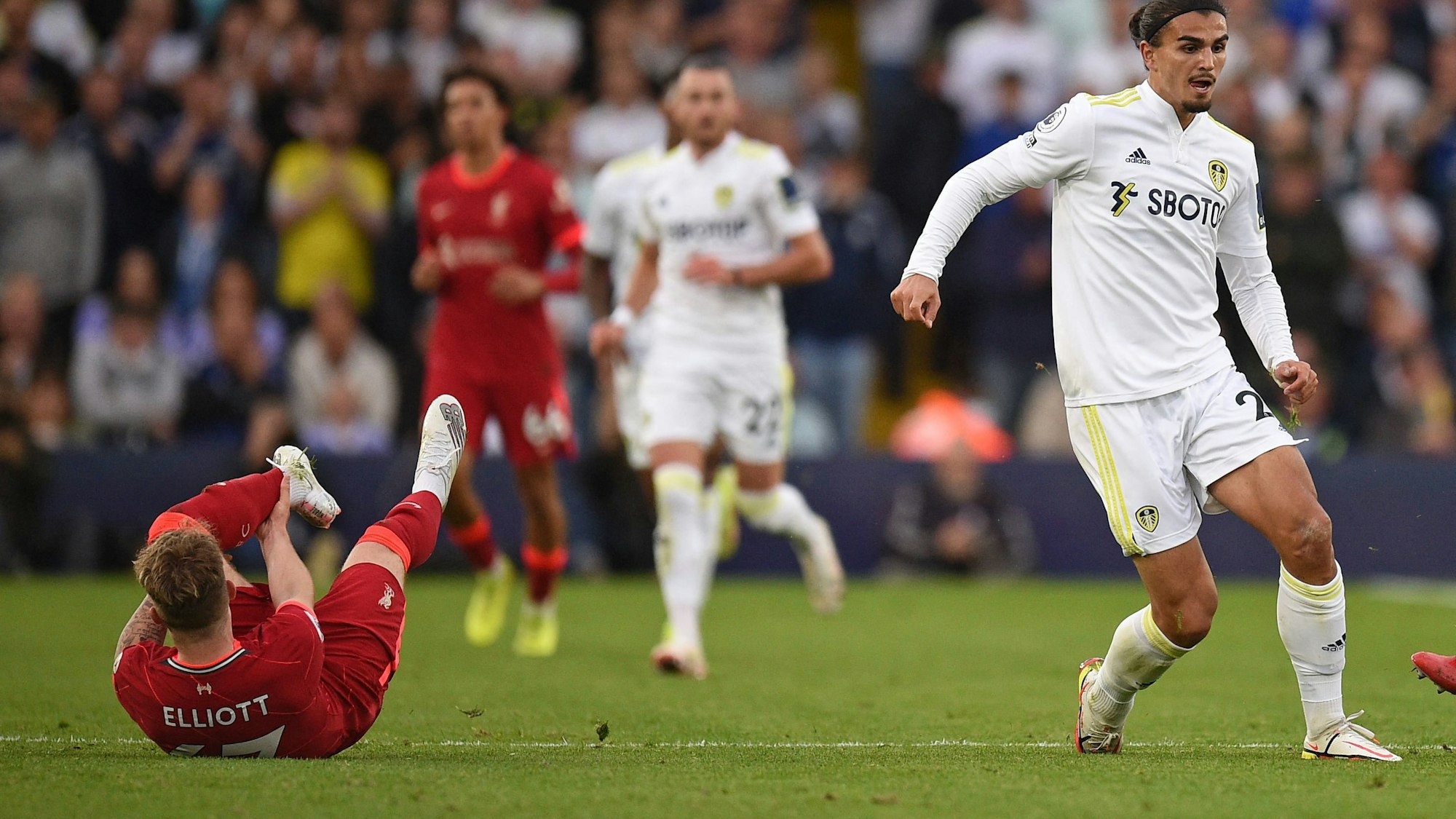 Harvey Elliott (FC Liverpool) liegt verletzt am Boden.