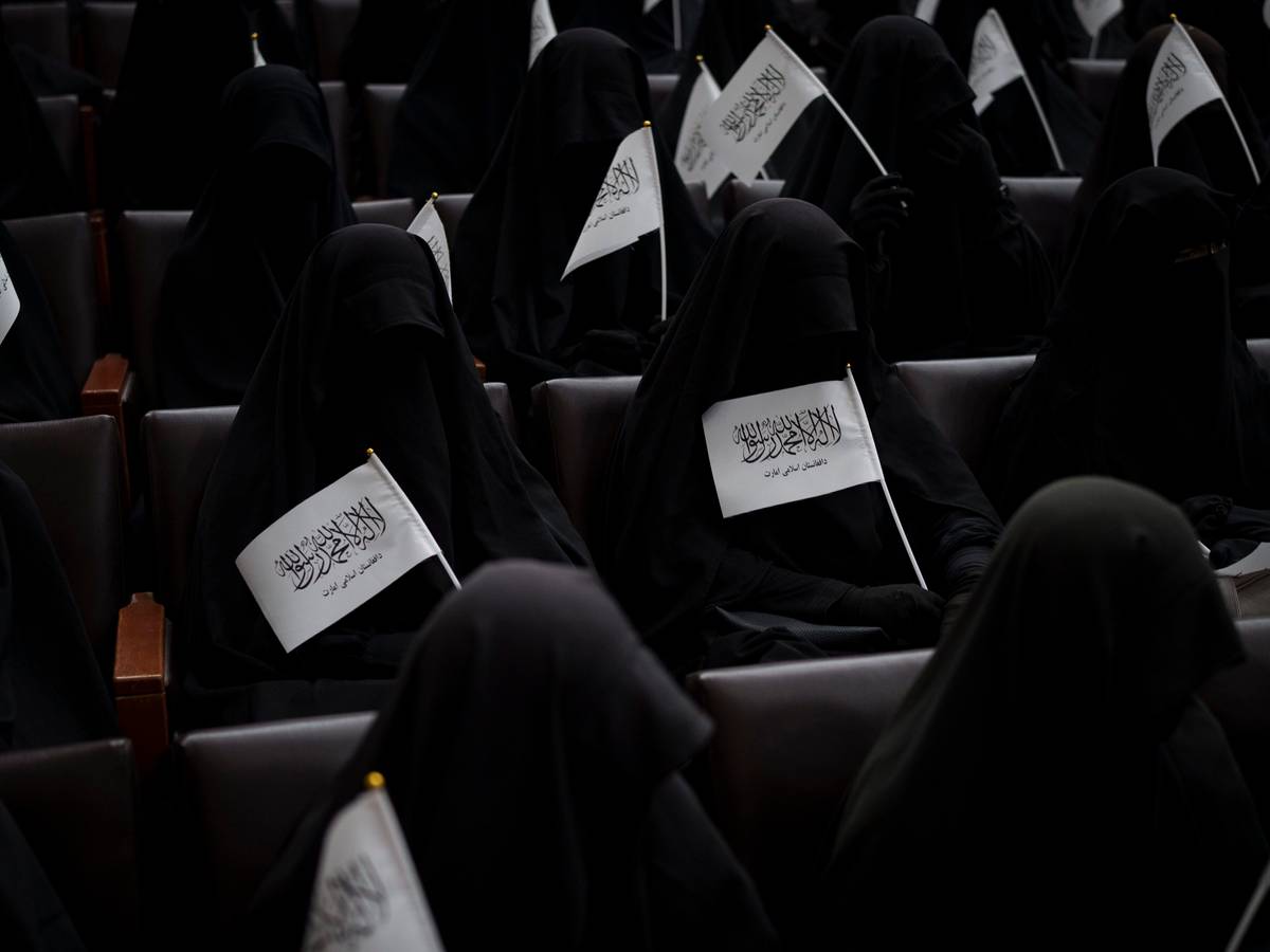 So wie auf diesem Foto vom 11. September 2021 zu sehen, sollen sich Frauen zukünftig kleiden, wenn sie an Universitäten lernen wollen.