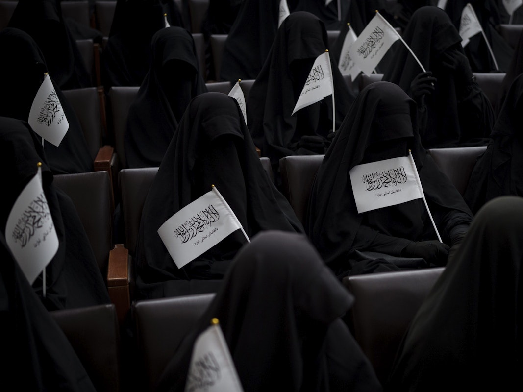 So wie auf diesem Foto vom 11. September 2021 zu sehen, sollen sich Frauen zukünftig kleiden, wenn sie an Universitäten lernen wollen.