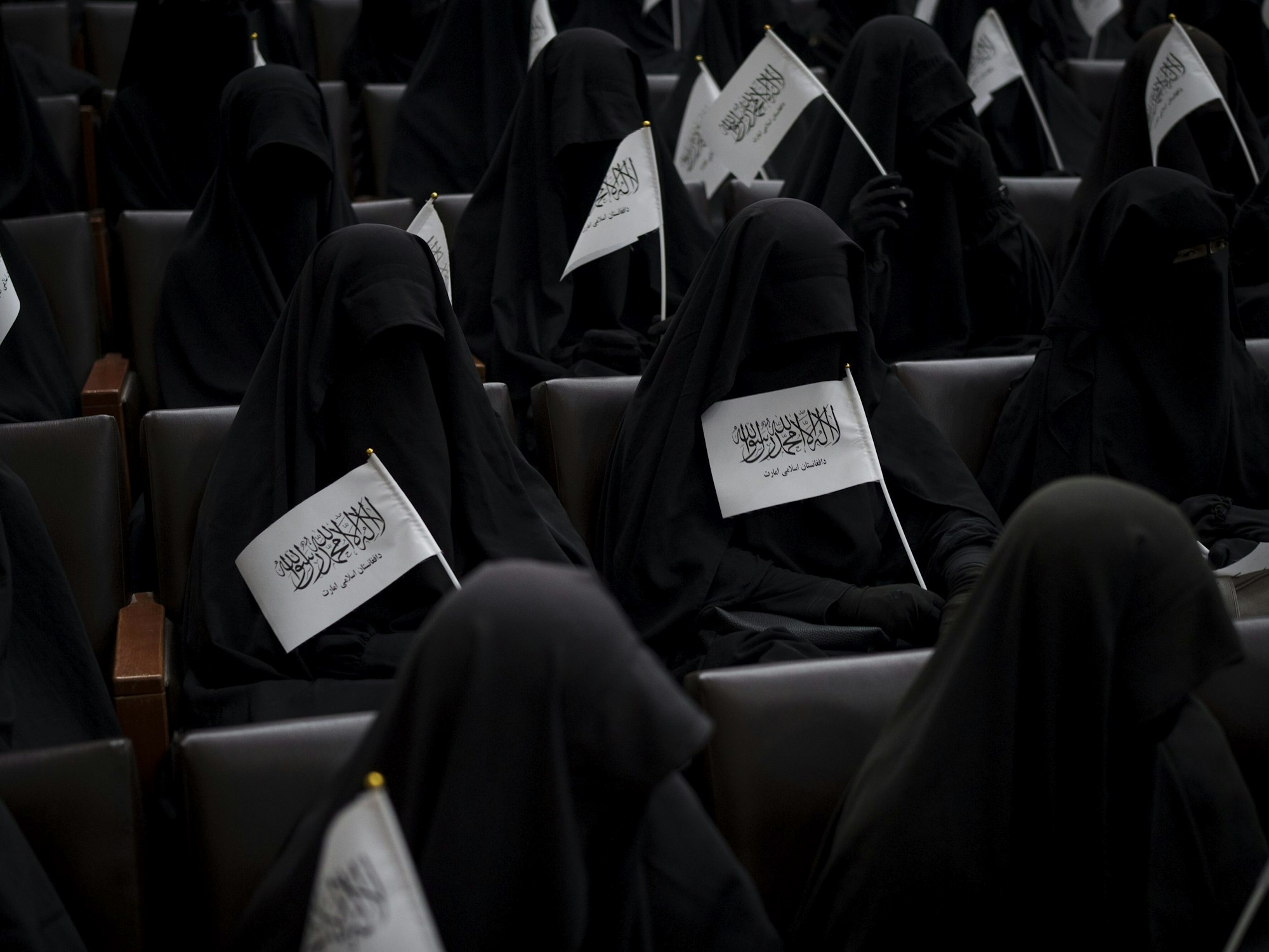 So wie auf diesem Foto vom 11. September 2021 zu sehen, sollen sich Frauen zukünftig kleiden, wenn sie an Universitäten lernen wollen.