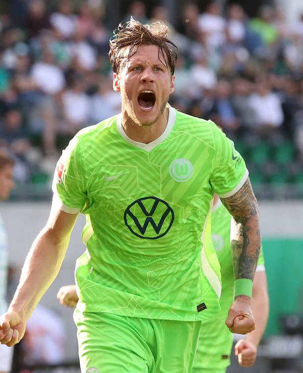 Wout Weghorst freut sich über sein Tor zum 2:0.