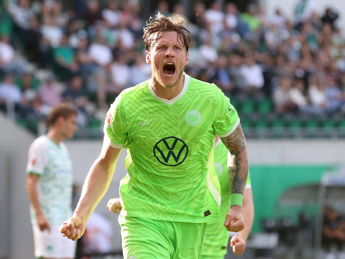 Wout Weghorst freut sich über sein Tor zum 2:0.