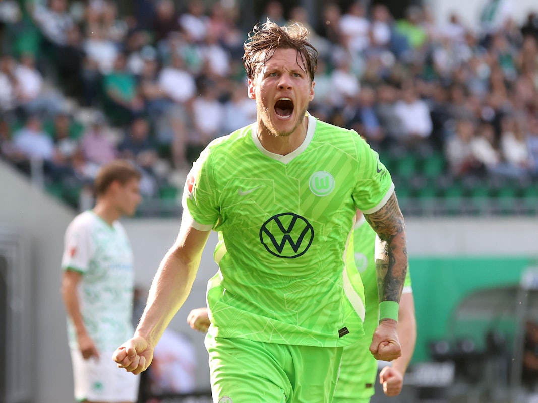 Wout Weghorst freut sich über sein Tor zum 2:0.