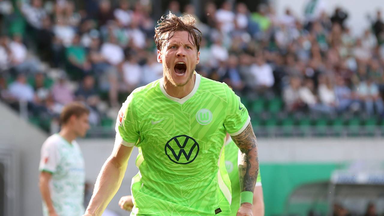Wout Weghorst freut sich über sein Tor zum 2:0.