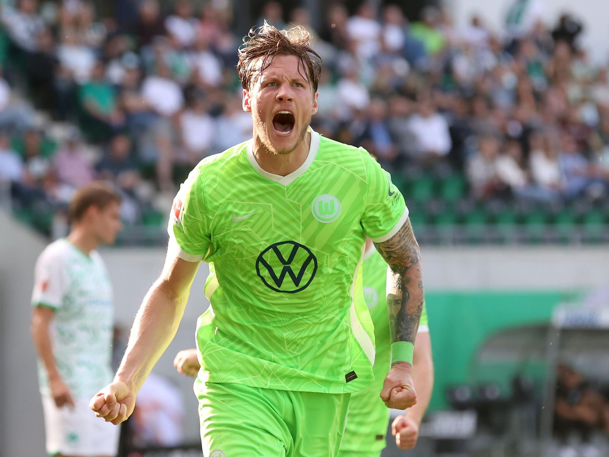 Wout Weghorst freut sich über sein Tor zum 2:0.