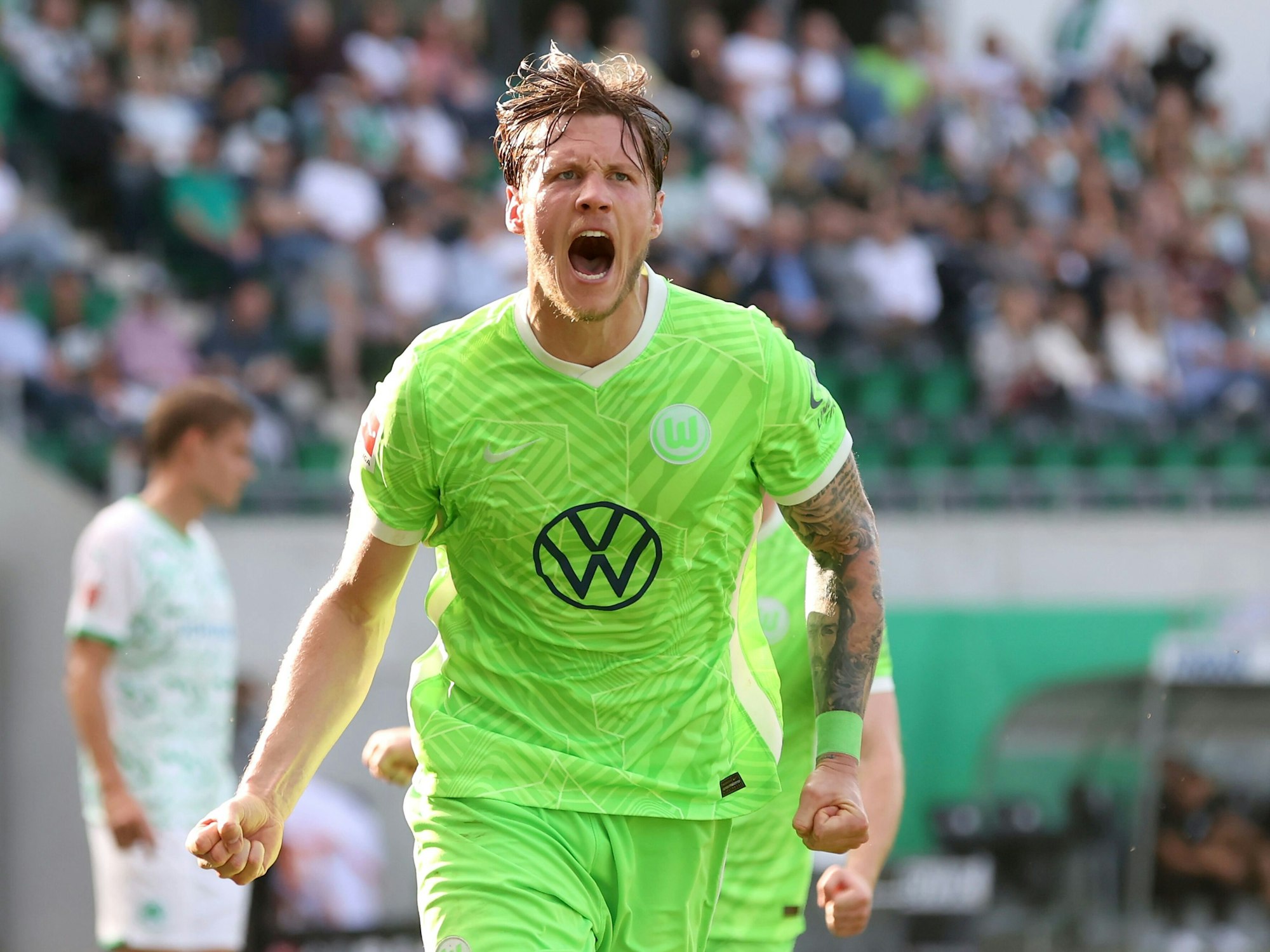 Wout Weghorst freut sich über sein Tor zum 2:0.