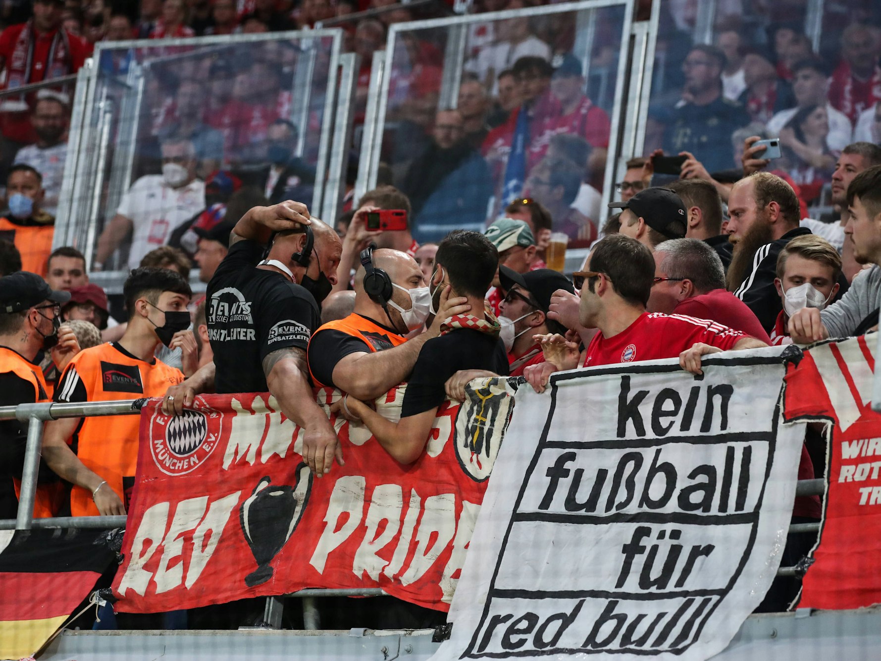 Ein Security-Mann geht einem Bayernfan im Block an den Hals.