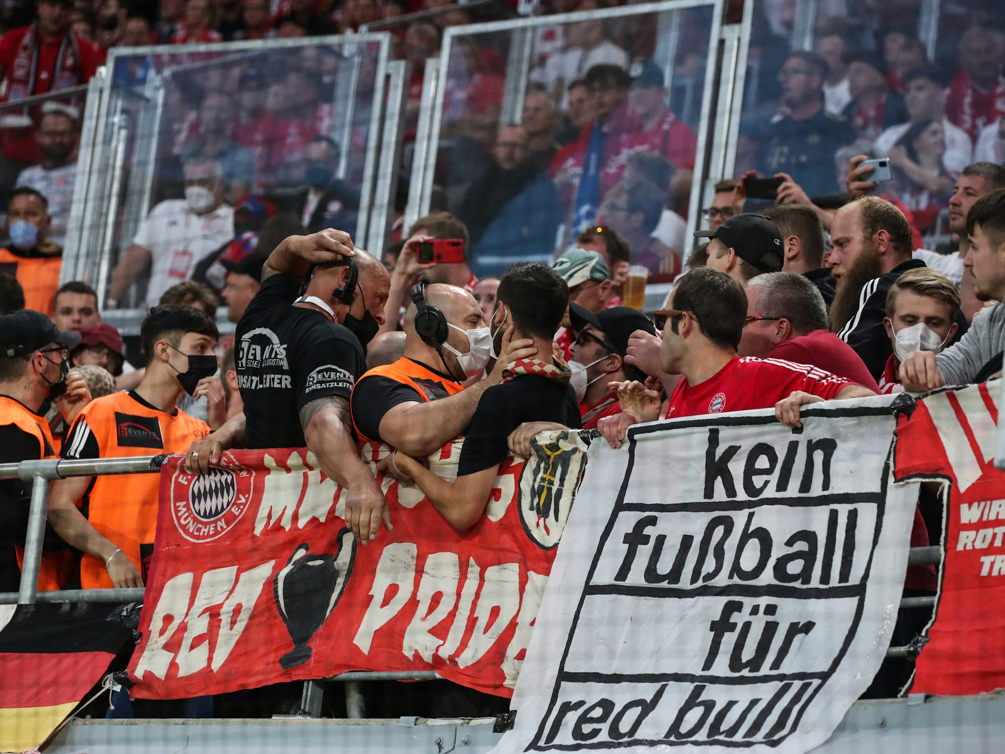 Ein Security-Mann geht einem Bayernfan im Block an den Hals.