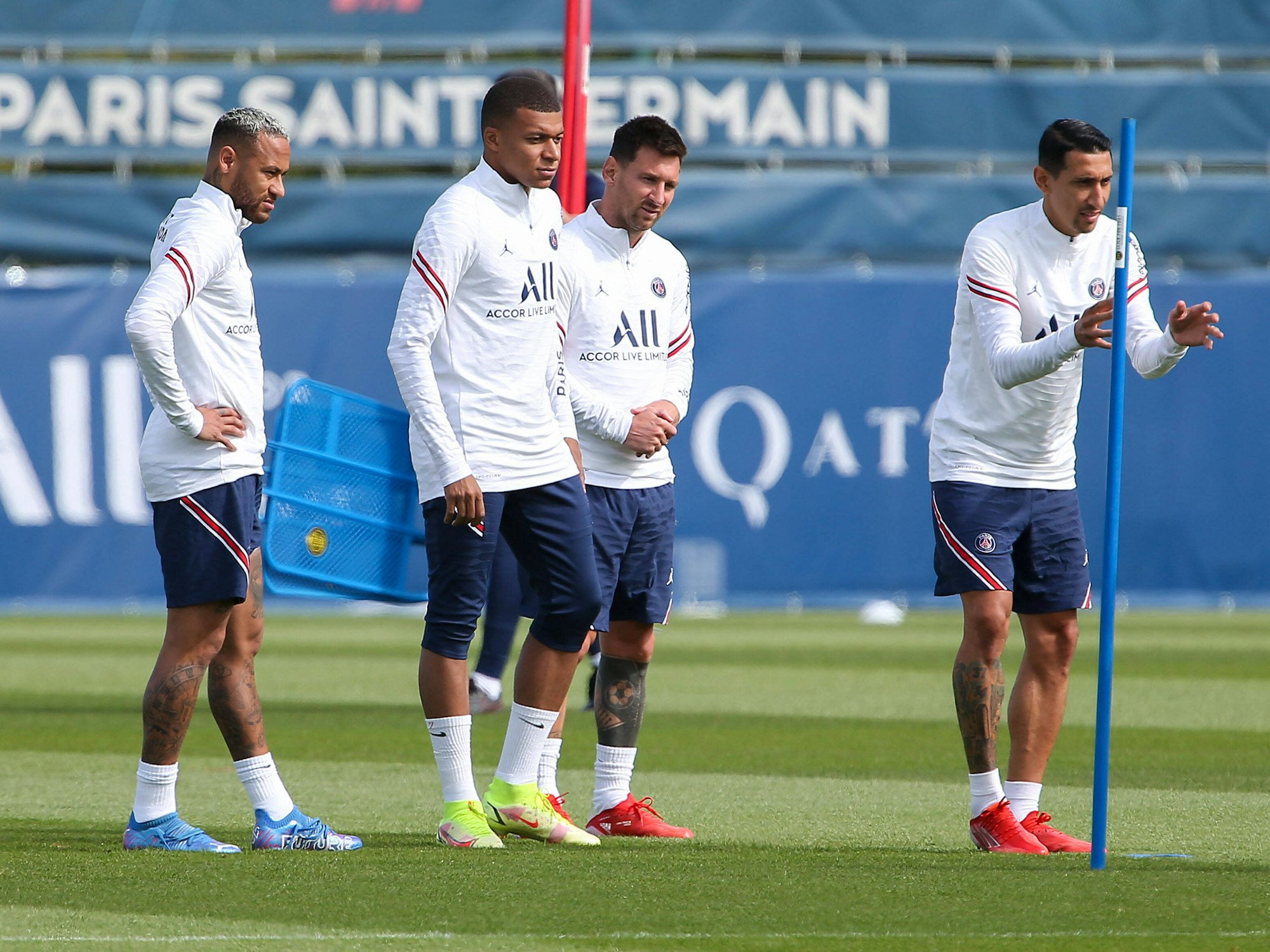 Neymar, Mbappe, Messi und di Maria stehen auf dem Trainingsplatz.