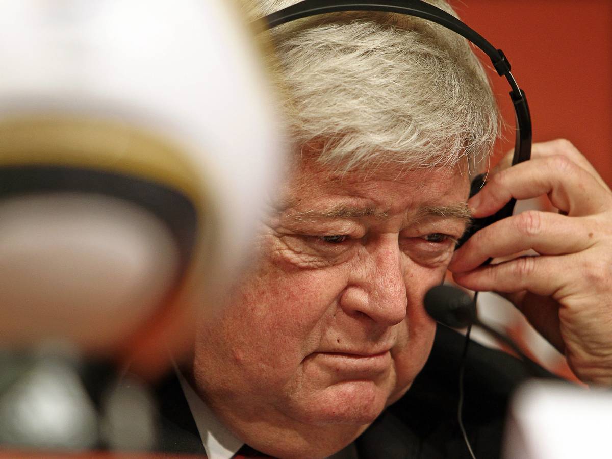 Ricardo Teixeira, damaliger Präsident des brasilianischen Fußballverbandes (CBF) und Präsident des nationalen WM-Organisationskomitees, spricht auf einer Pressekonferenz.
