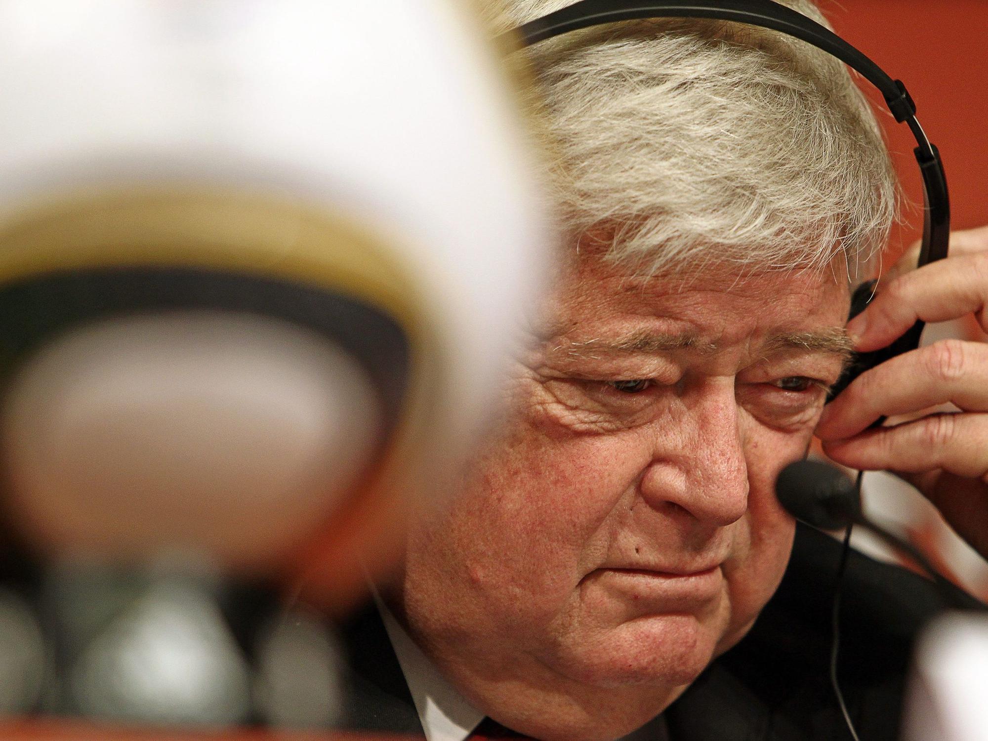 Ricardo Teixeira, damaliger Präsident des brasilianischen Fußballverbandes (CBF) und Präsident des nationalen WM-Organisationskomitees, spricht auf einer Pressekonferenz.