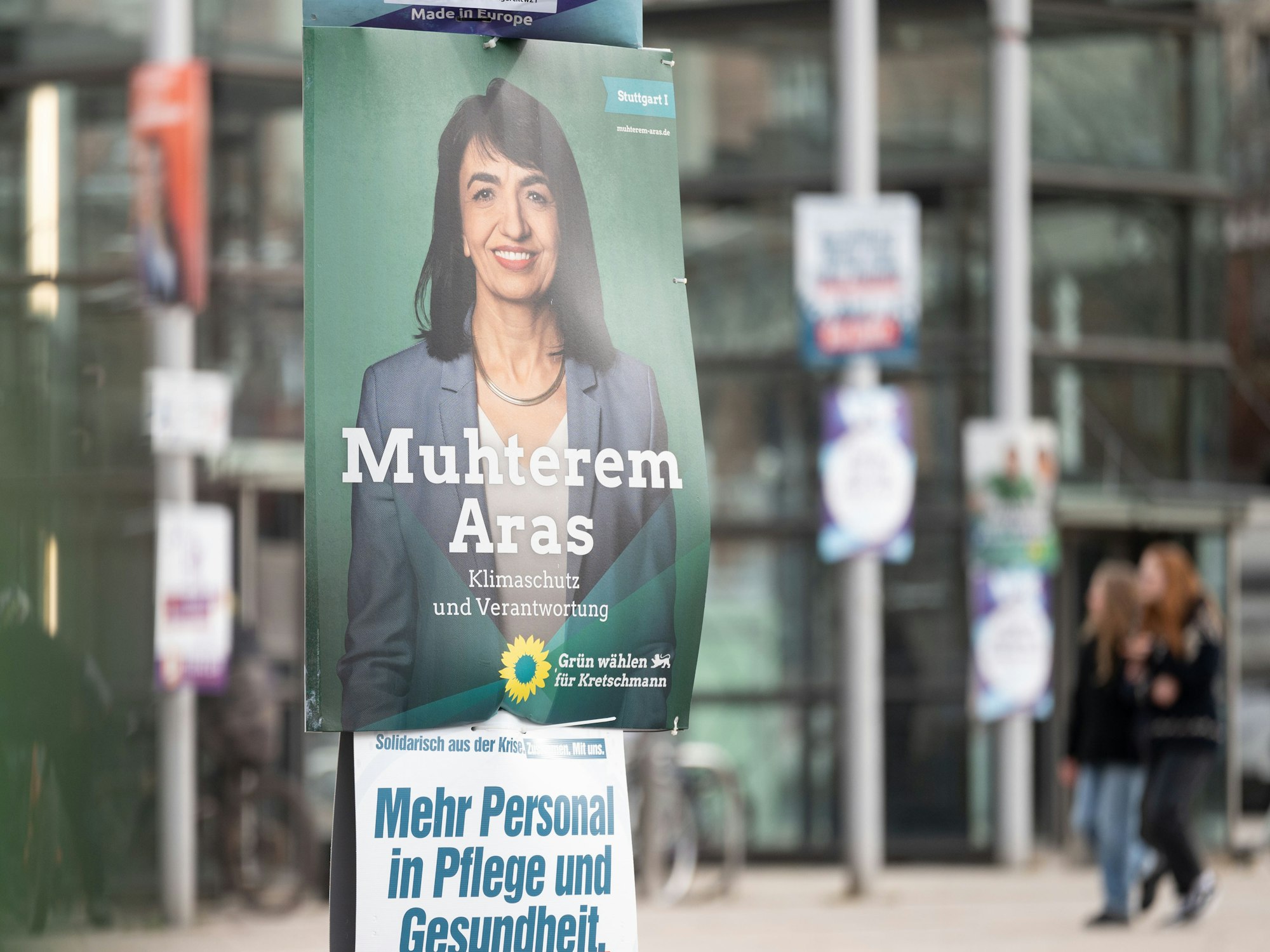 Die umstrittenen Wahlplakate dürfen hängen bleiben, wenn sie 100 Meter Abstand zu Plakaten der Grünen (wie hier in Baden-Württemberg) einhalten, so das Gericht.