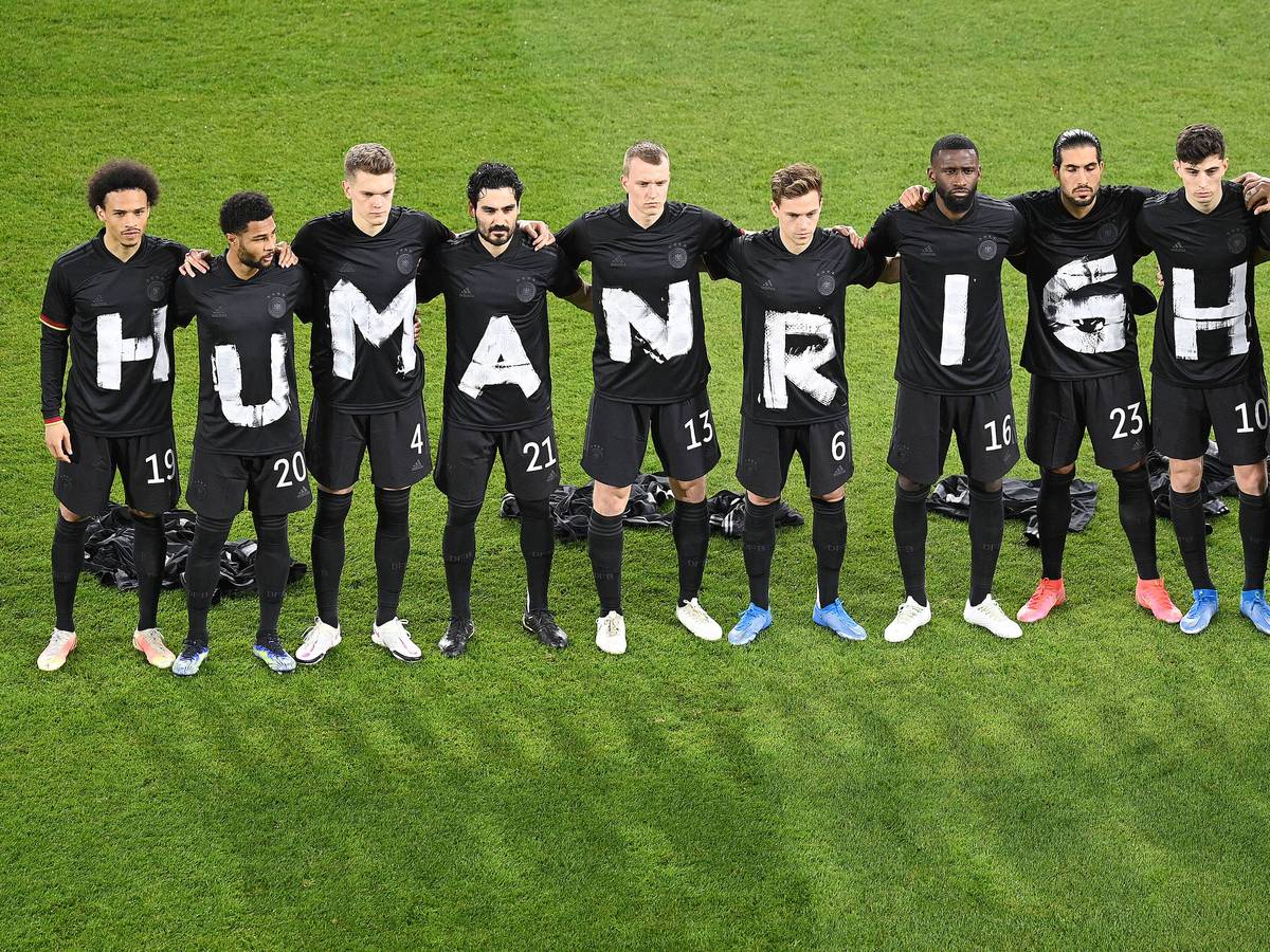Die deutschen Spieler tragen Shirts mit jeweils einem Buchstaben. Zusammen ergeben die Buchstaben das Wort Human Rights, Menschenrechte.