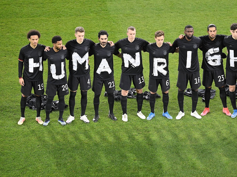 Die deutschen Spieler tragen Shirts mit jeweils einem Buchstaben. Zusammen ergeben die Buchstaben das Wort Human Rights, Menschenrechte.
