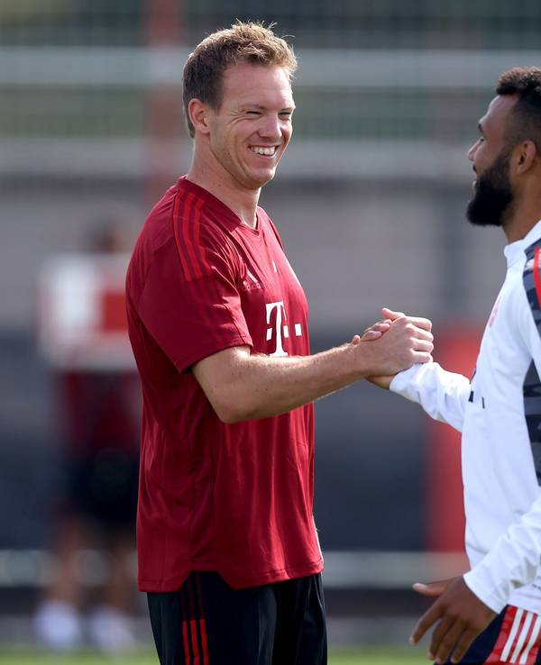 Julian Nagelsmann und Eric Maxim Choupo-Moting klatschen sich beim Training des FC Bayern ab.