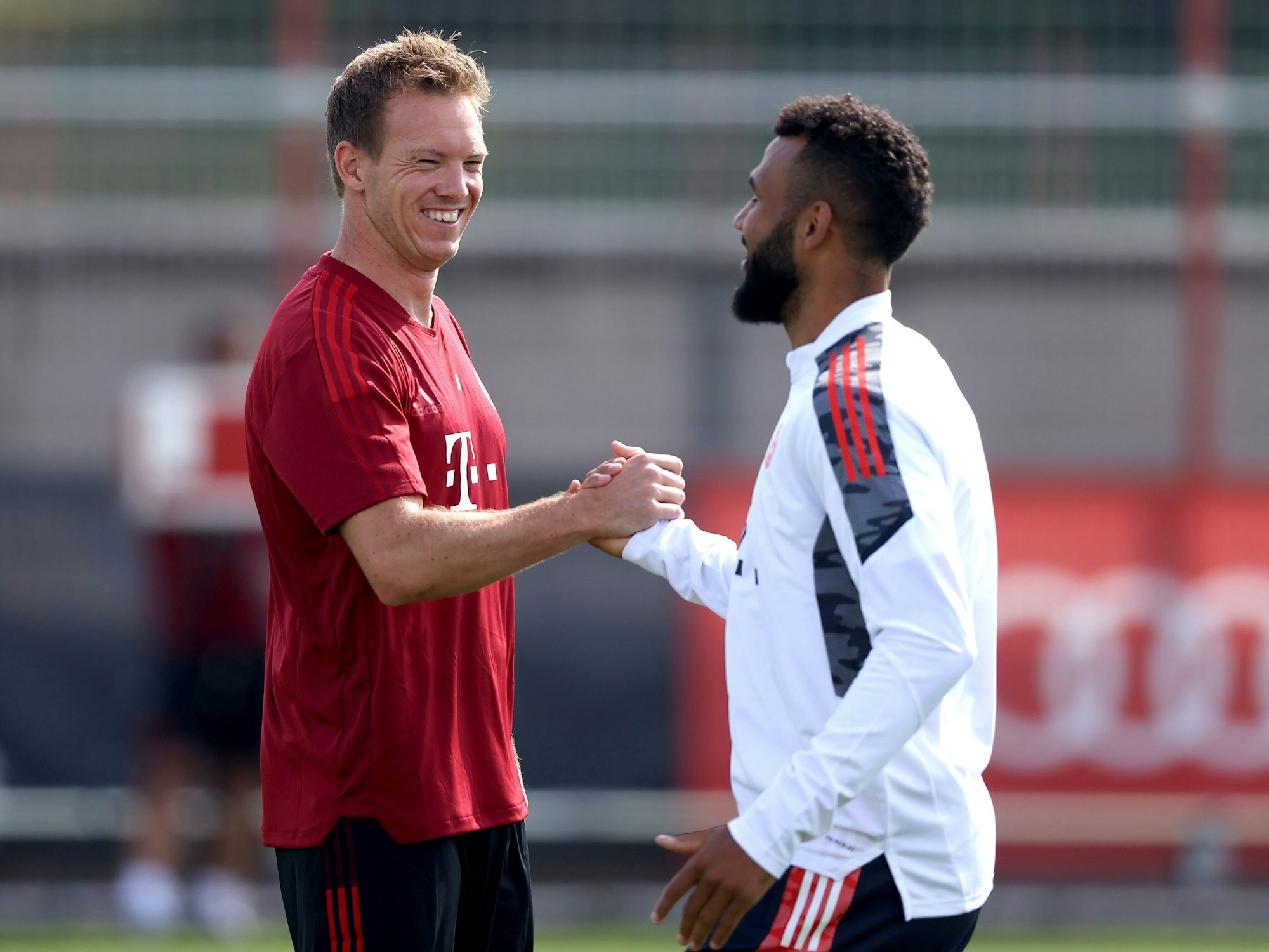 Julian Nagelsmann und Eric Maxim Choupo-Moting klatschen sich beim Training des FC Bayern ab.