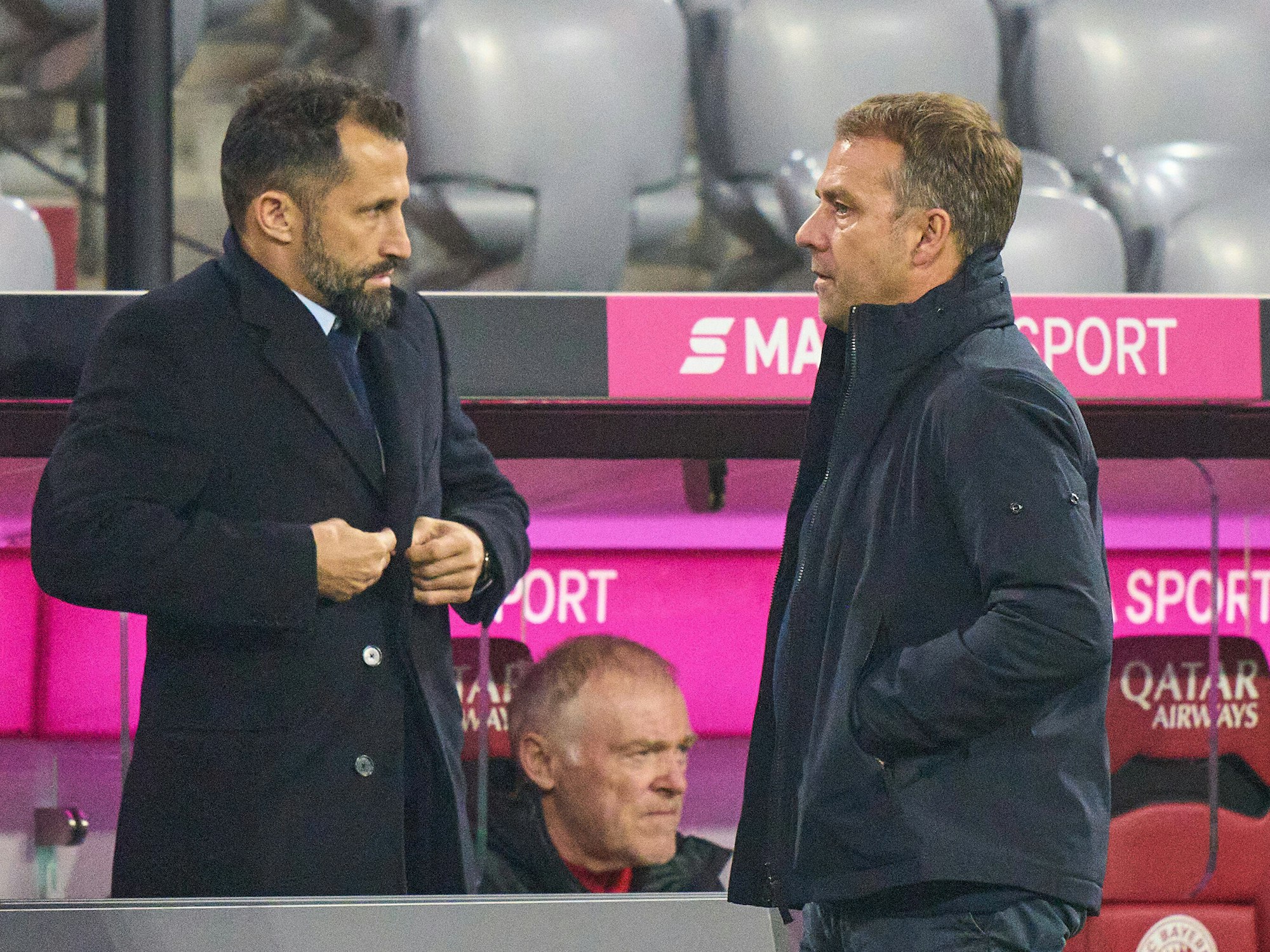 Flick und Salihamidzic stehen sich vor der Trainerbank gegenüber.