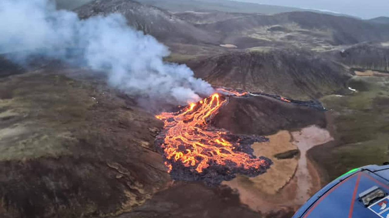 Aus dem Vulkan Fagradalsfjall brodelt erneut Lava. Unser Foto zeigt den Ausbruch im März 2021