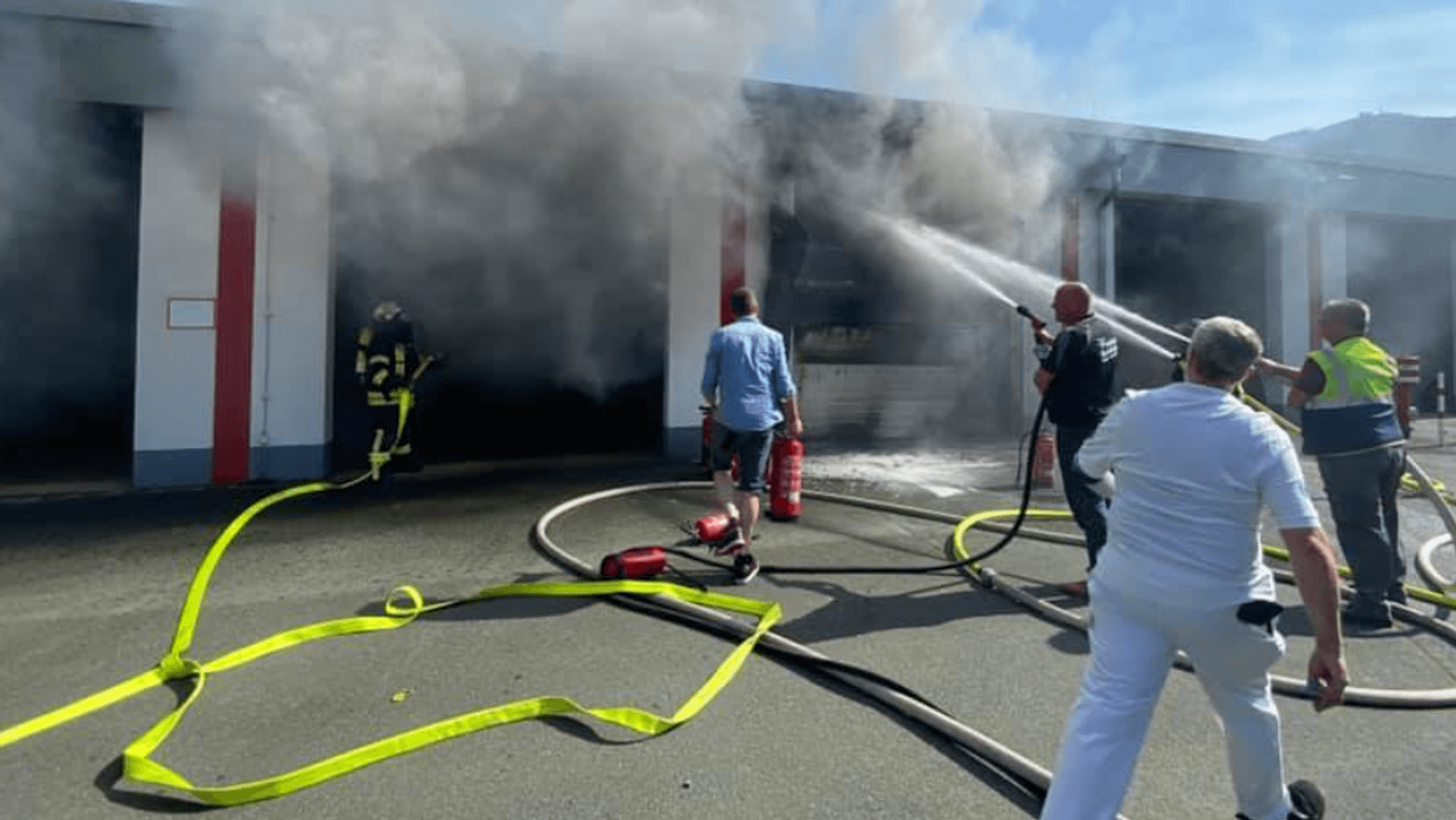 Feuer bei der Feuerwehr: Am Montag stand die Fahrzeughalle der Feuerwehr Olsberg in Flammen.