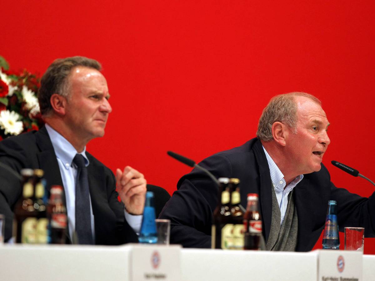 Rummenigge sitzt links neben dem wütenden Hoeneß auf der Bühne bei der Jahreshauptversammlung im Jahr 2007.
