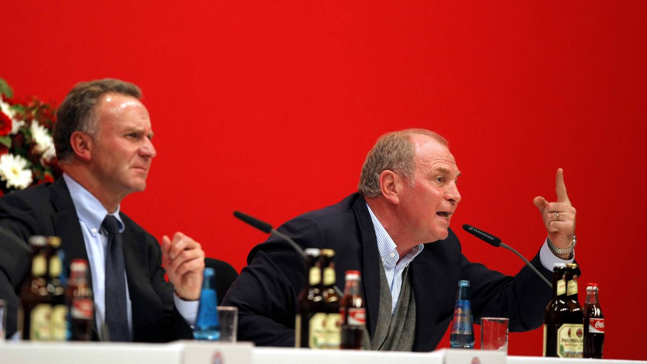 Rummenigge sitzt links neben dem wütenden Hoeneß auf der Bühne bei der Jahreshauptversammlung im Jahr 2007.