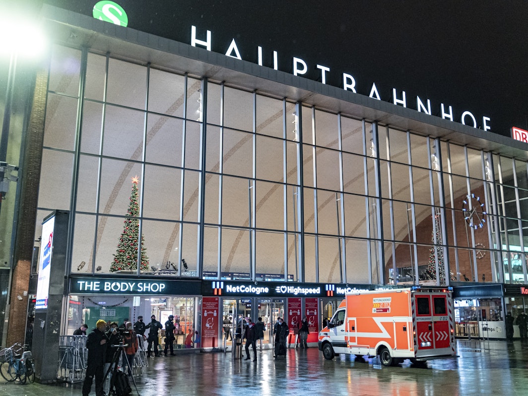 Rettungswagen vor dem Hauptbahnhof in Köln.